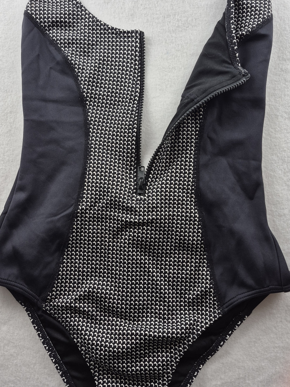 Victoria’s Secret Zip Front Halter One Piece Swimsuit Geometric Colorblock S - Picture 3 of 8